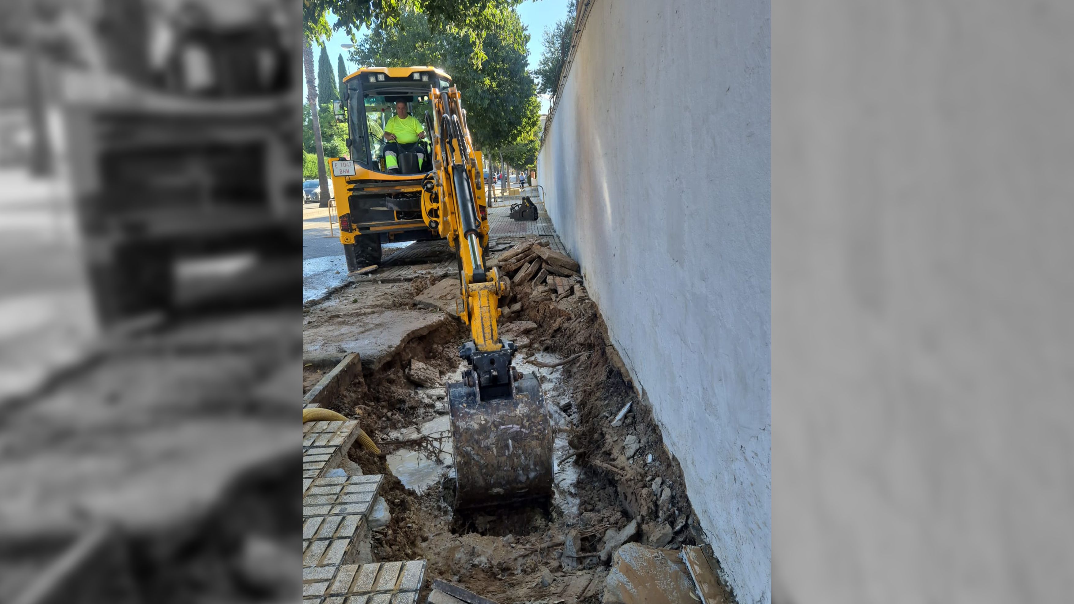 Una excavadora trabajando en el lugar de la rotura de la tubería.