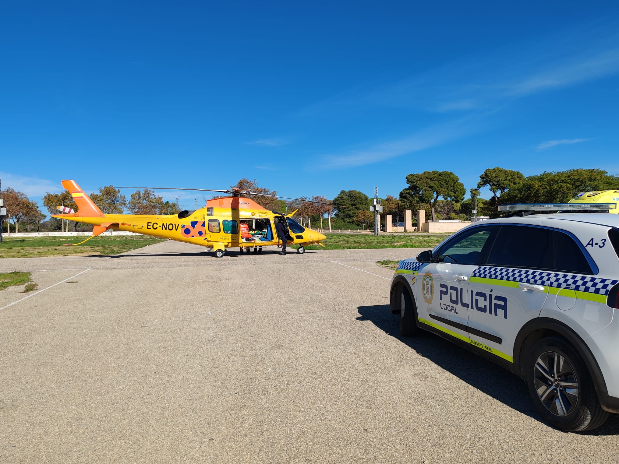 Aterrizaje de un helicóptero en el recinto ferial de Puerto Real.