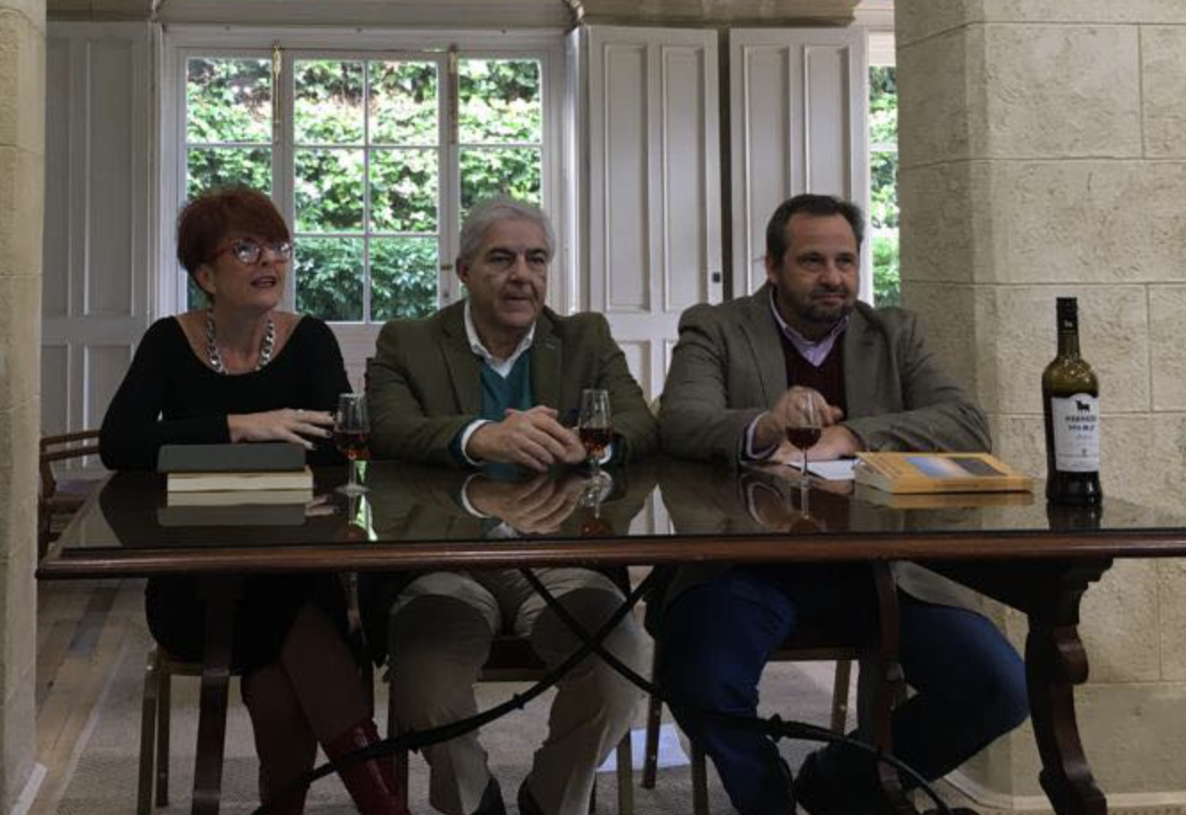 Ignacio Colón, en el centro de la imagen, en la presentación de su primer libro.