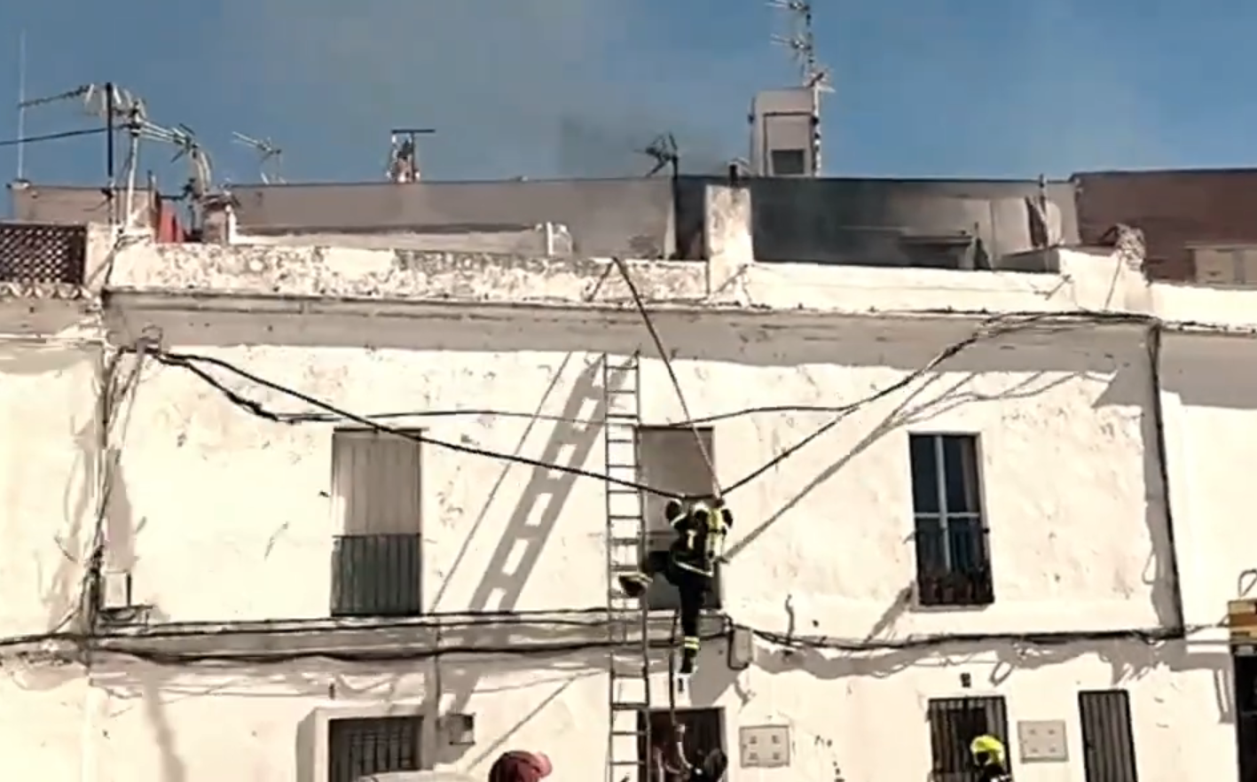 El momento de la caída del bombero de Tarifa.