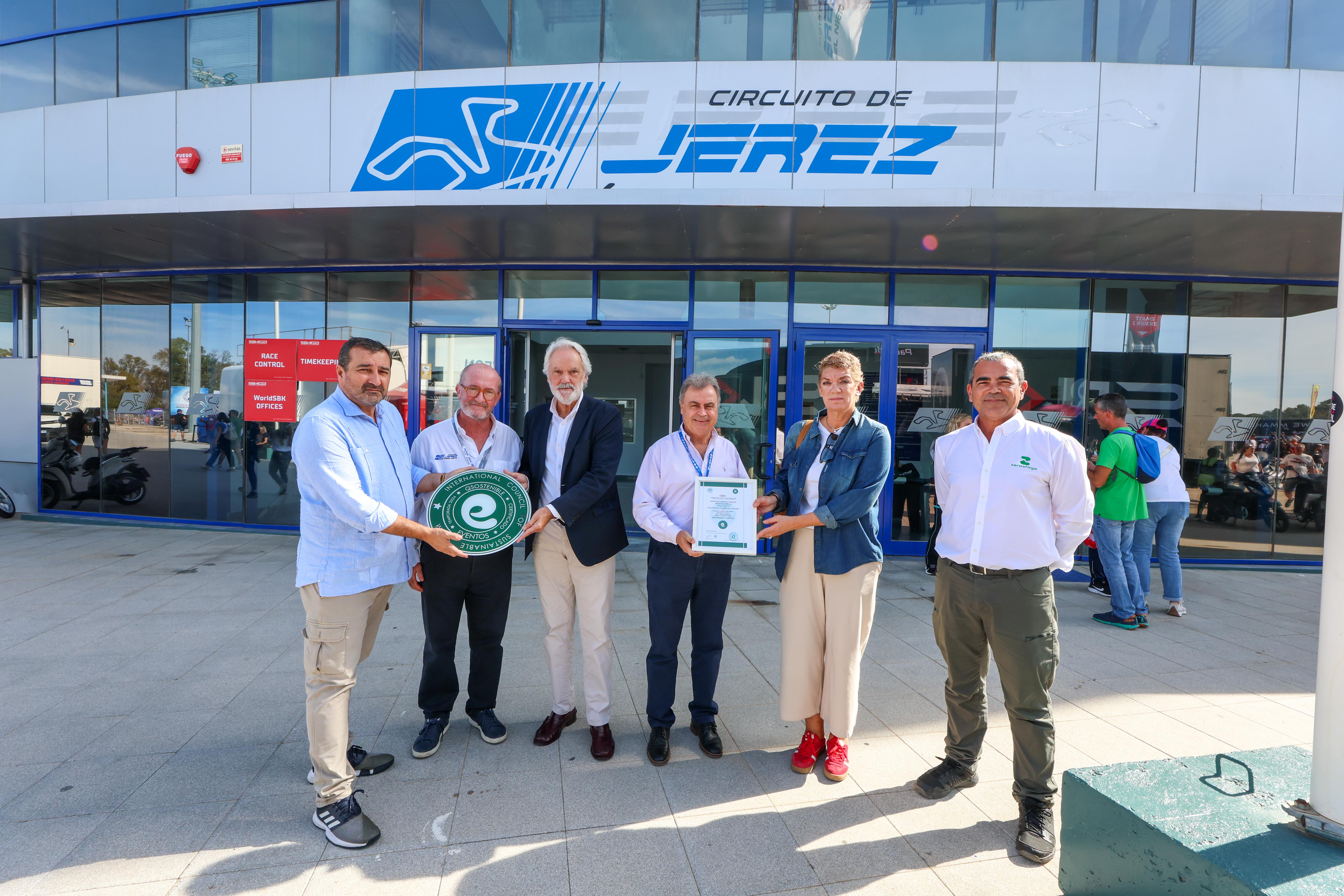 Acto en e El Circuito de Jerez con los delegados municipales y responsables del trazado, recogiendo el certificado. 