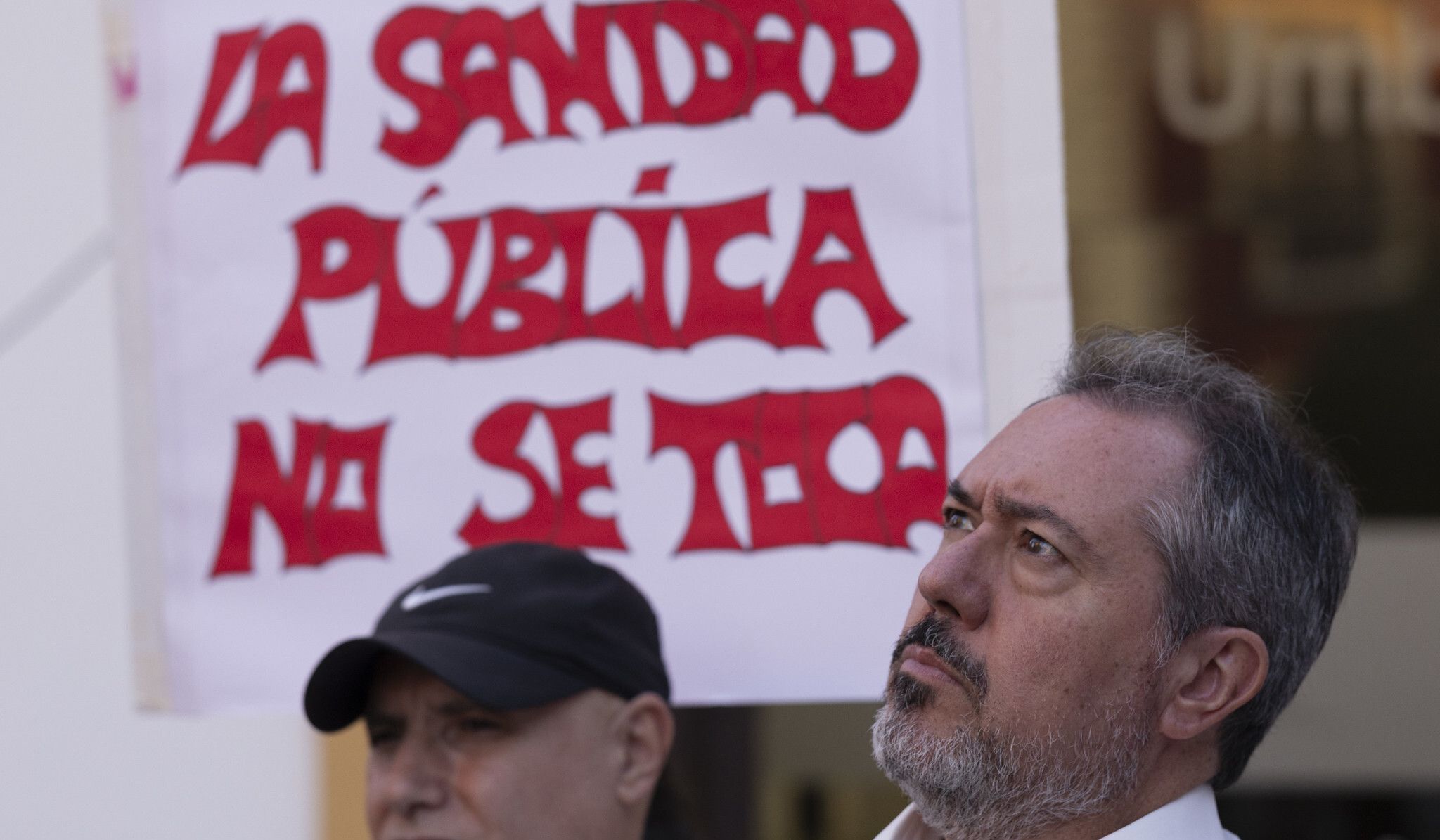 Juan Espadas, en una concentración por la sanidad, esta semana.