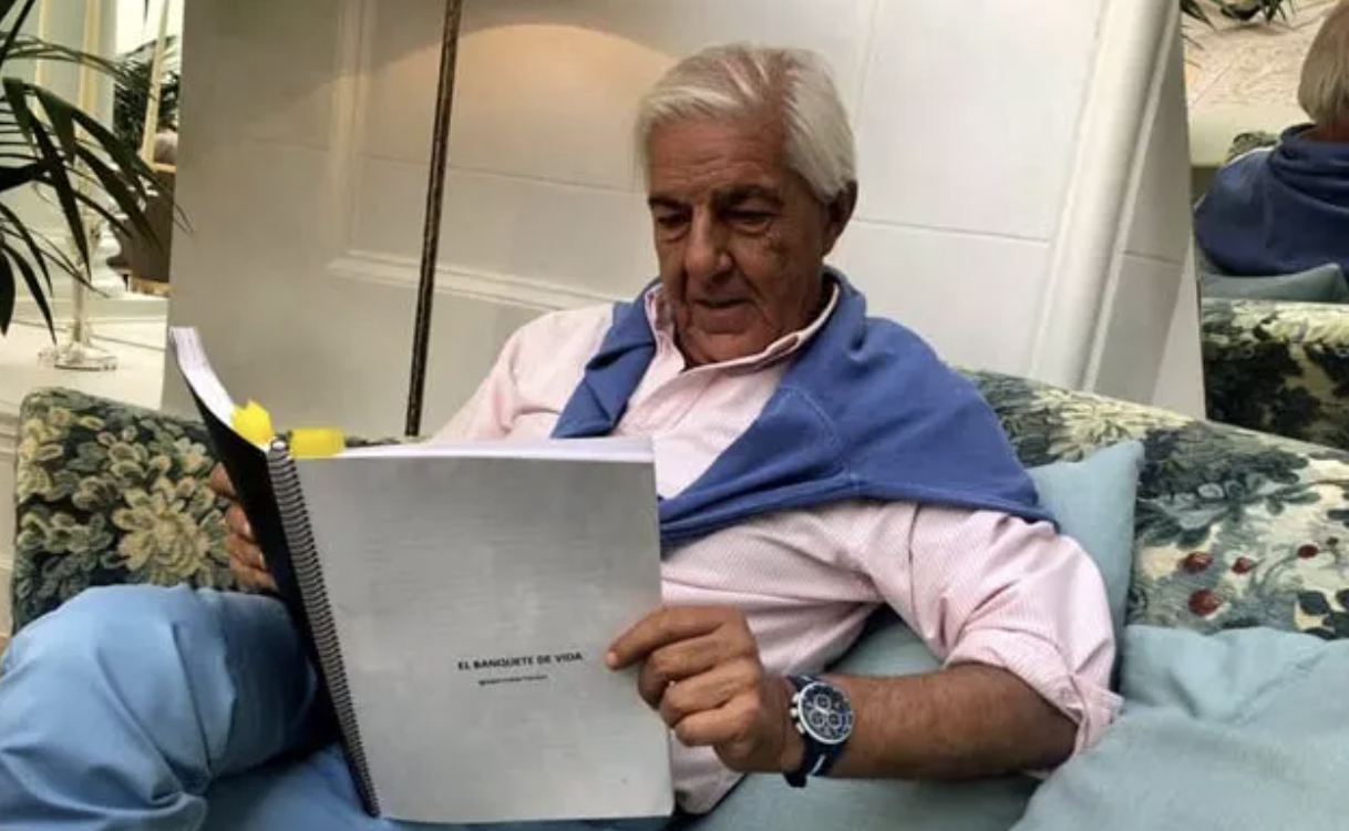 Ignacio Colón, con el borrador del libro que ha dejado como legado a su familia.