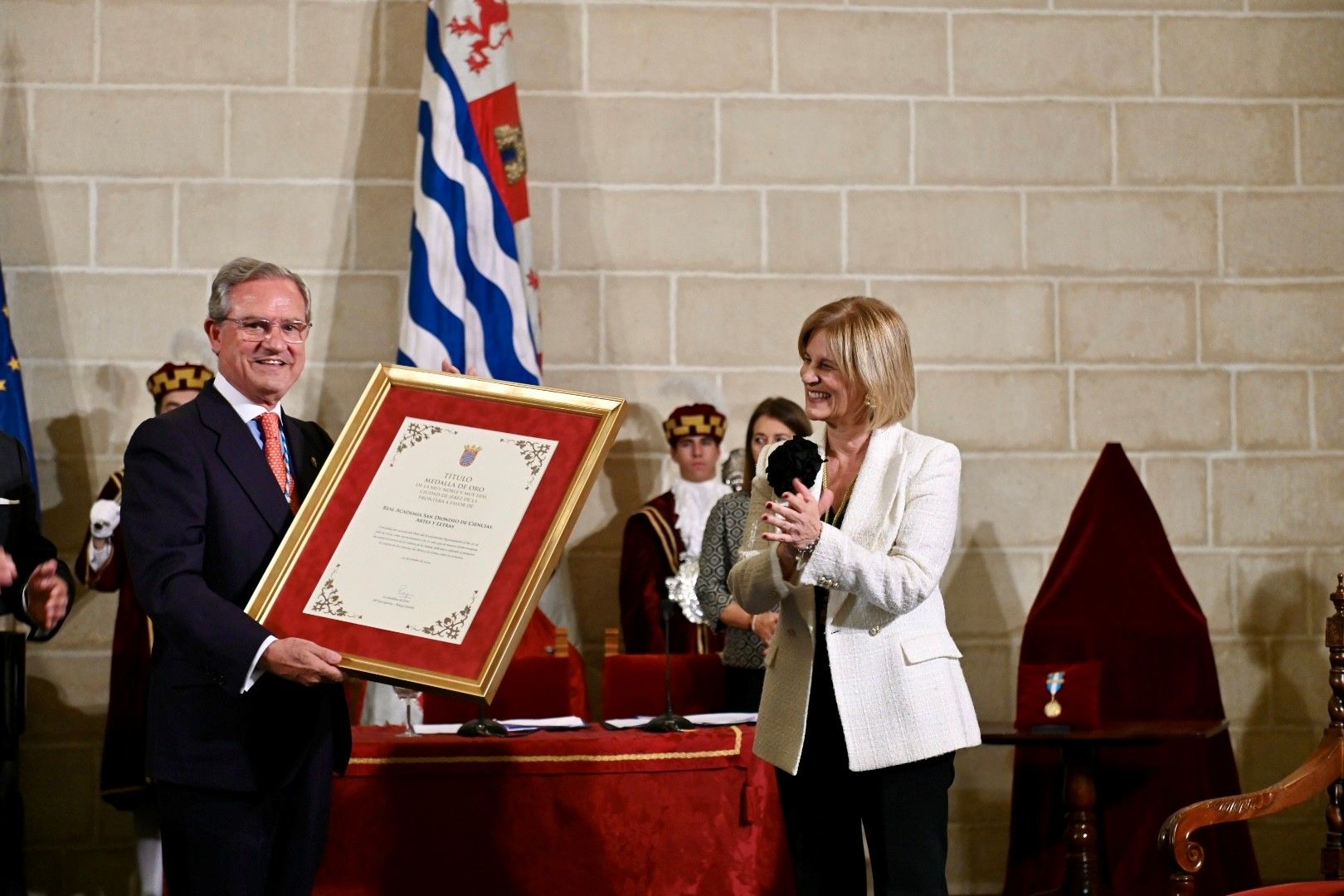 Entrega de la Medalla de Oro de Jerez a la Academia de San Dionisio.