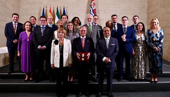 Foto de familia tras el pleno extraordinario y solemne en los Claustros de Santo Domingo.  San Dionisio 9 docx