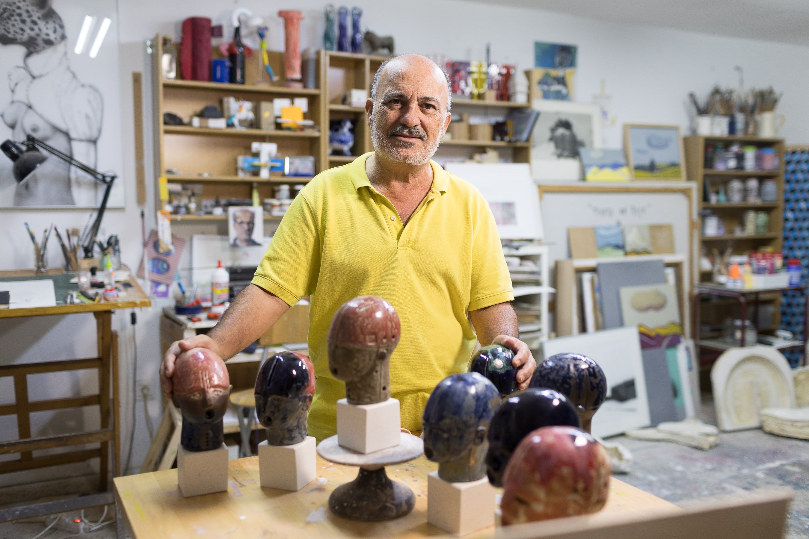 Fernando Toro, en su estudio, con los 'cabezones' creados para los Premios Voces del Sur.