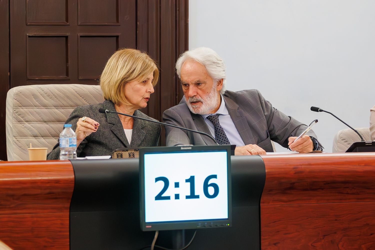 La alcaldesa María José García-Pelayo, y el teniente de alcaldesa Agustín Muñoz, en el pleno.