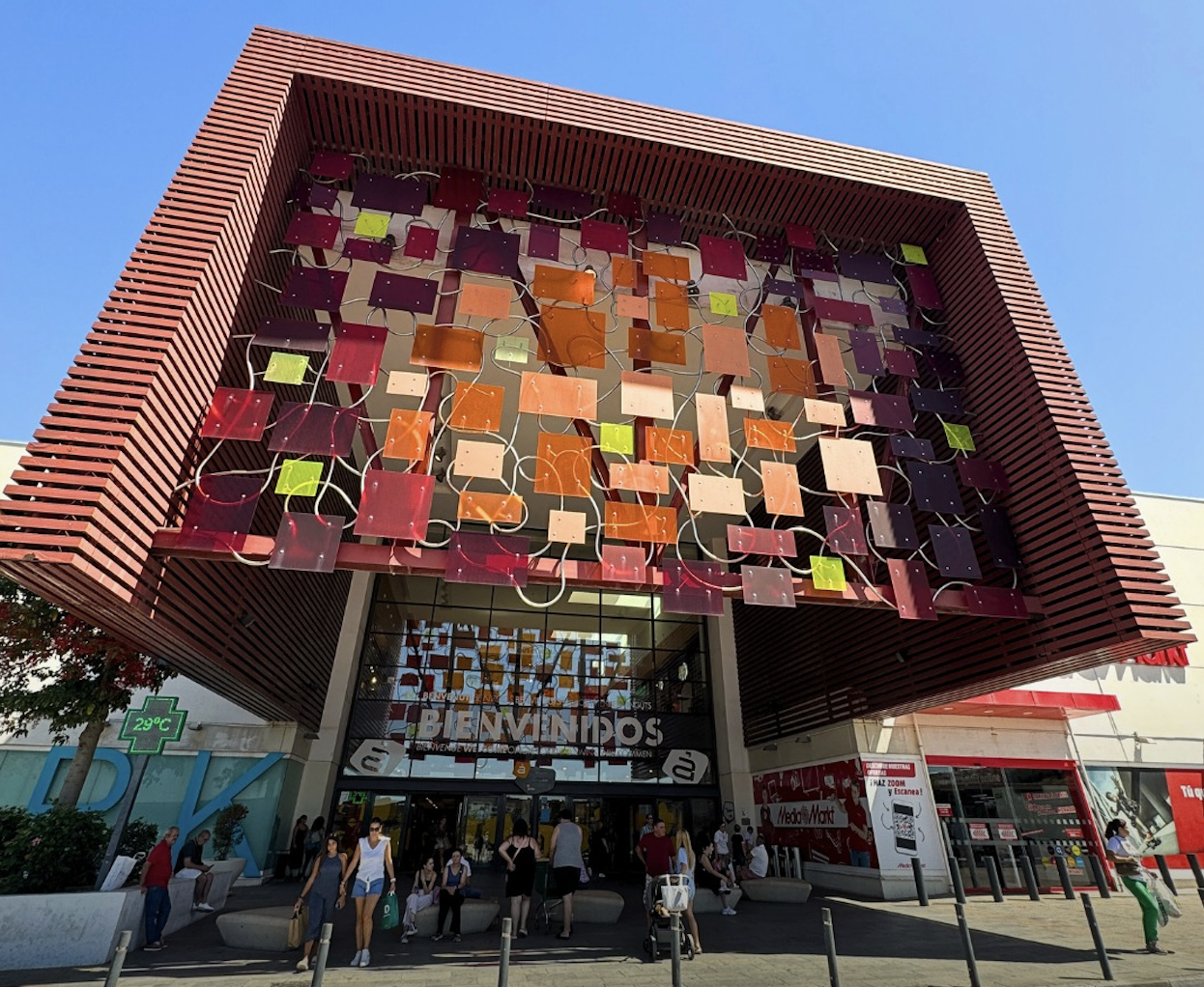 Uno de los accesos al centro comercial Area Sur de Jerez. 