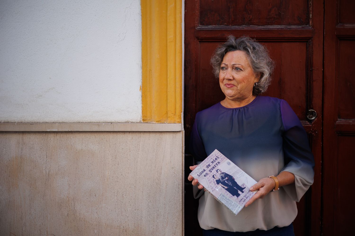 Carmen posa con la obra en la vivienda de la calle Molineros a la cual se mudaron sus suegros en los años 40.