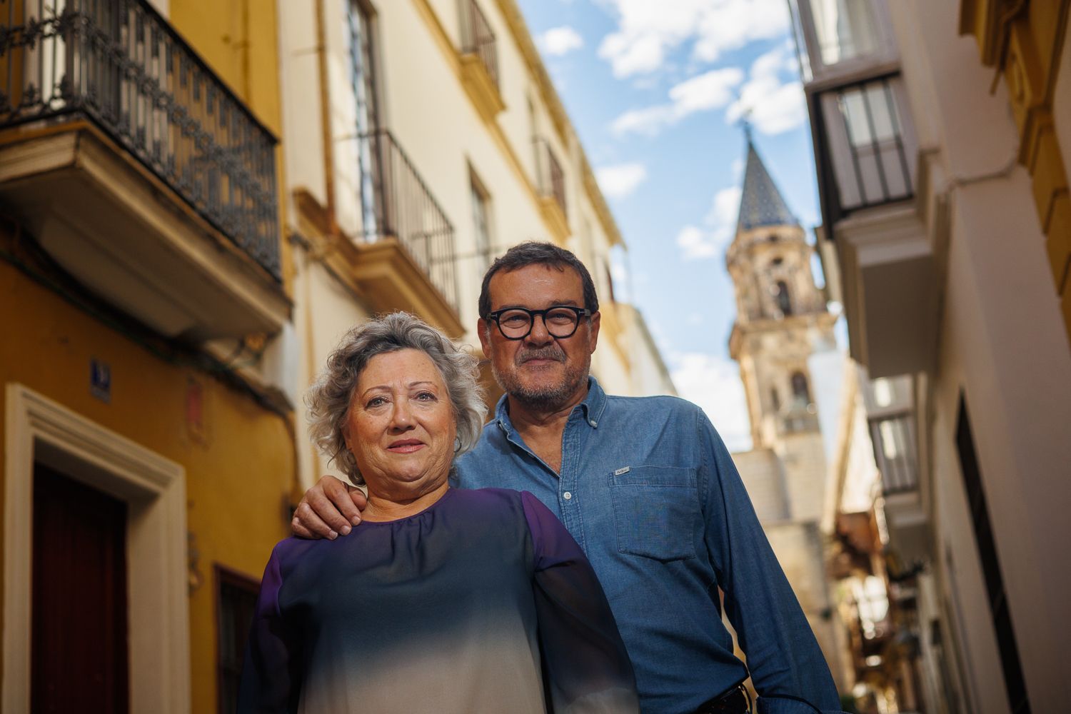 Carmen Carricondo y José Padilla, autores de 'Luna de miel en guerra' posan para lavozdelsur.es en el barrio de San Miguel de Jerez.