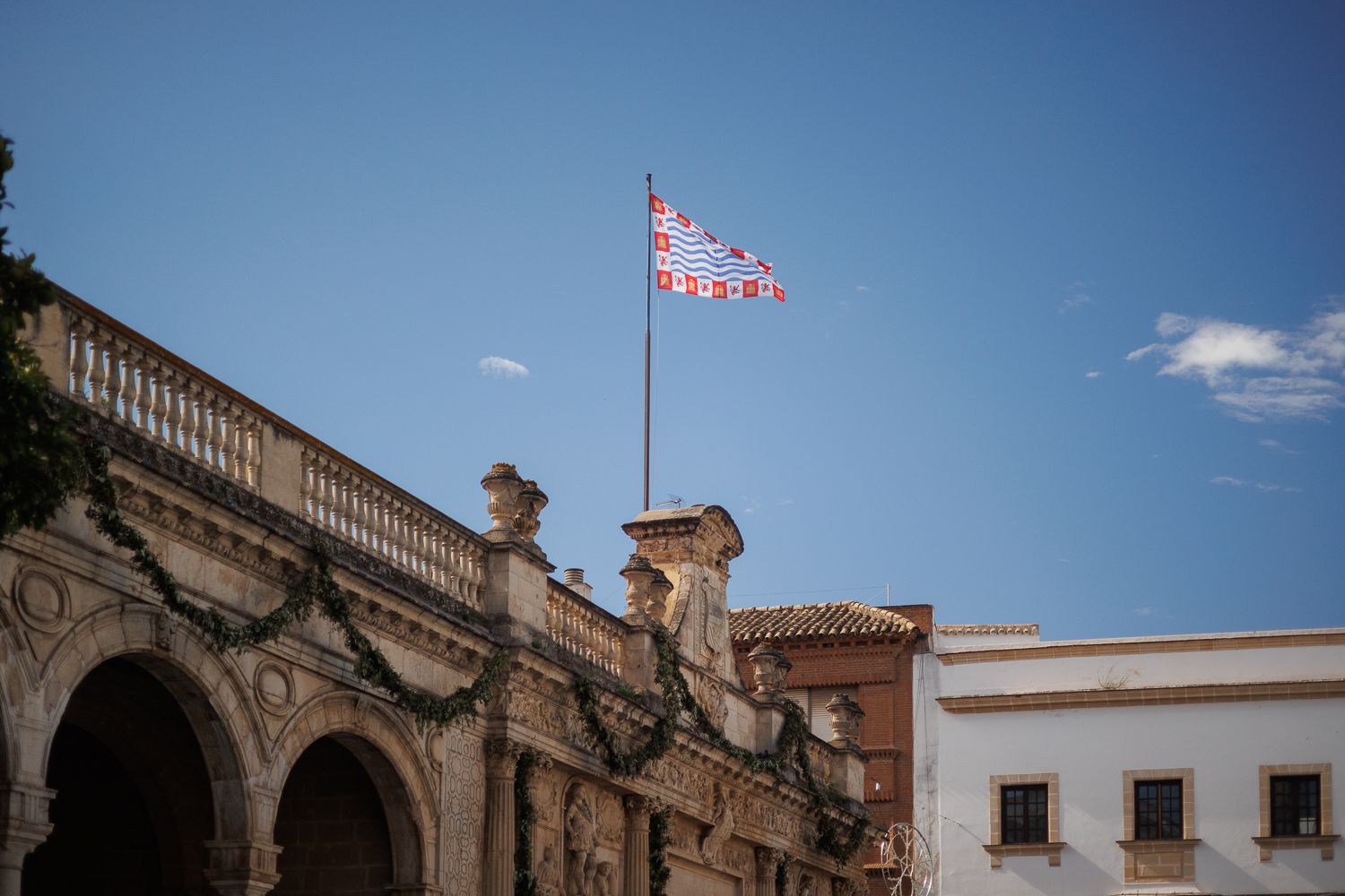 La bandera de Jerez, ondeando en el Cabildo Viejo.