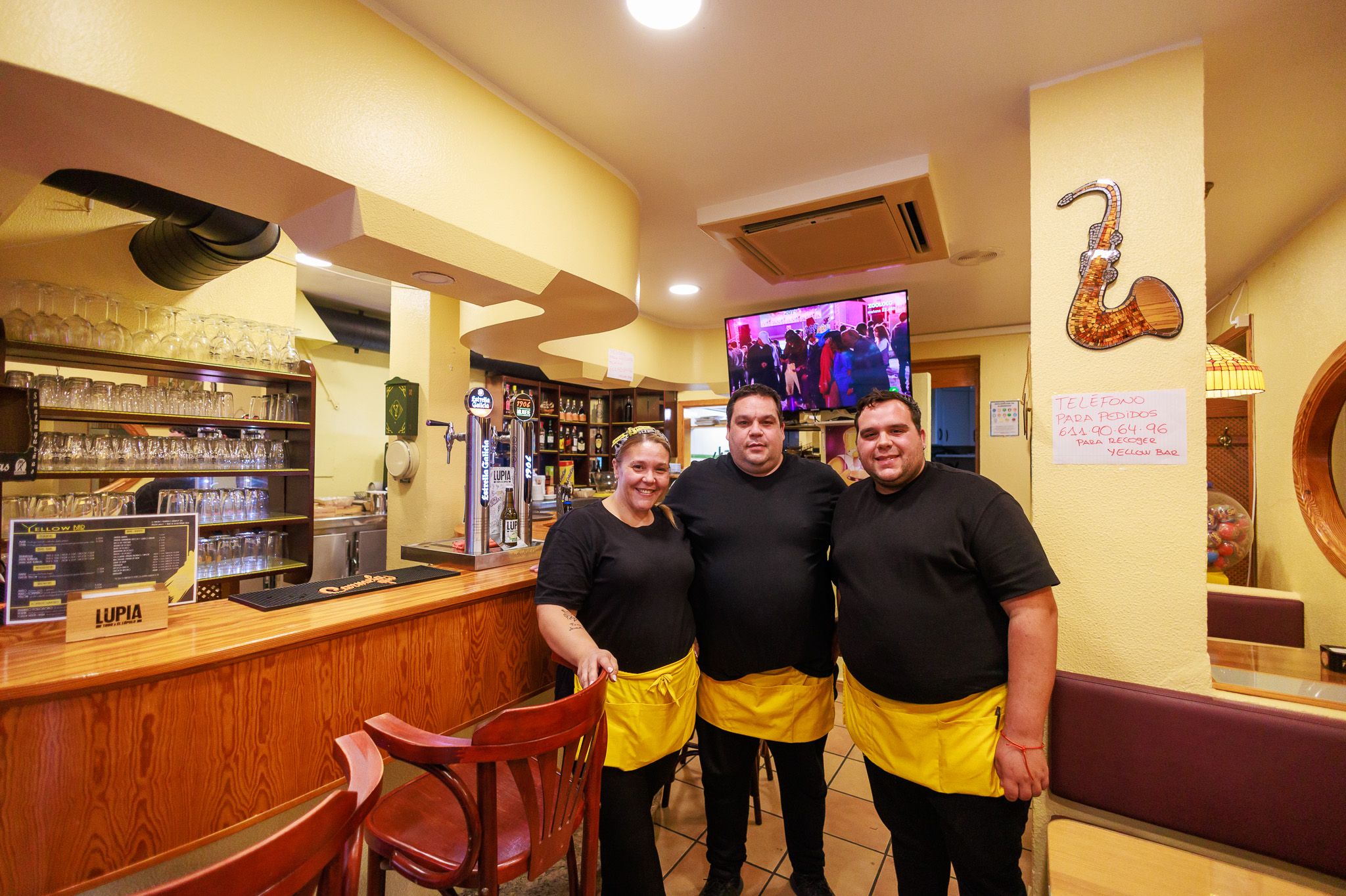 Los nuevos propietarios del bar Yellow, un clásico de Vallesequillo.