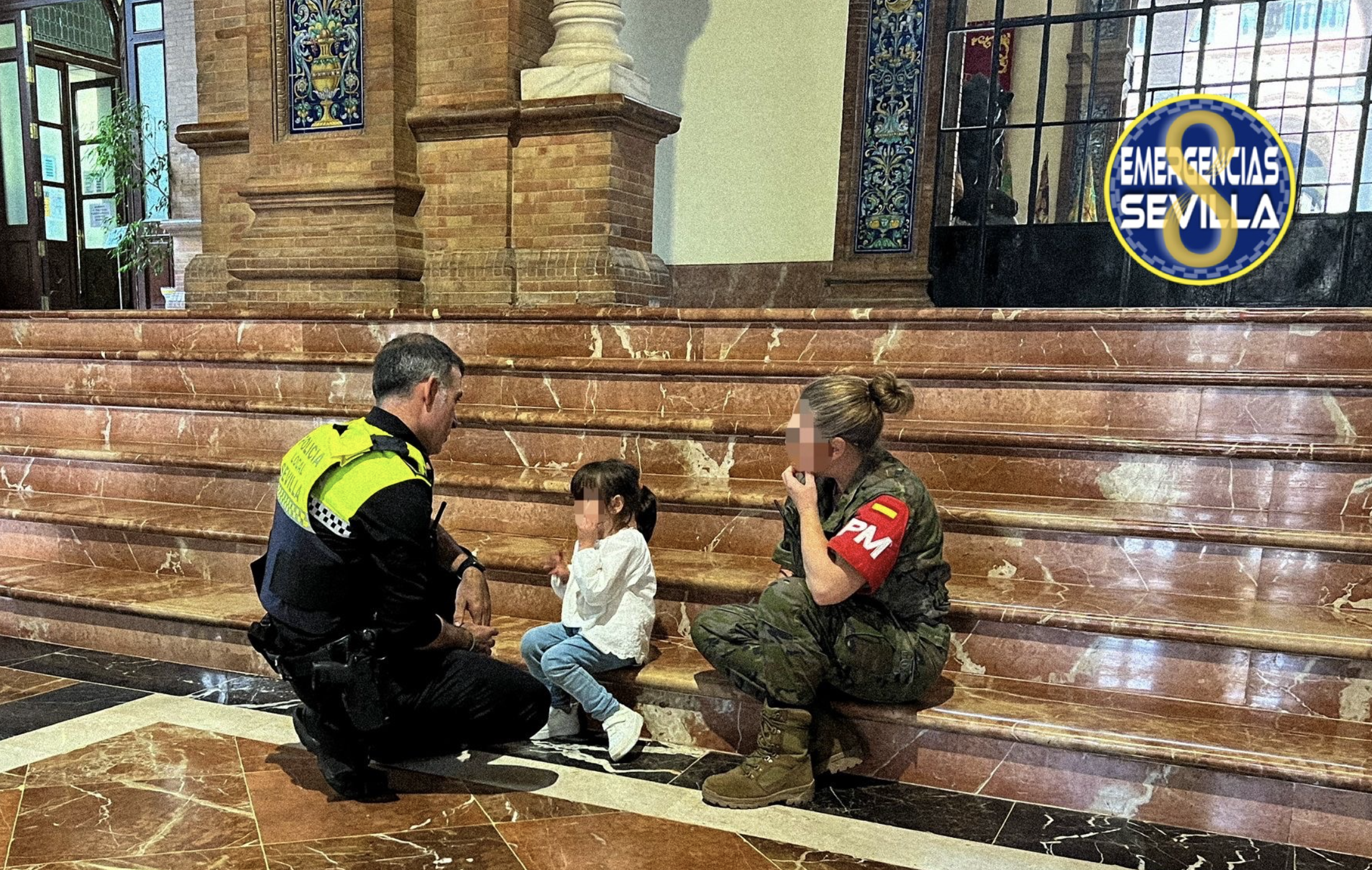 La pequeña perdida, auxiliada por agentes de la Policía Militar y de la Policía Local de Sevilla.