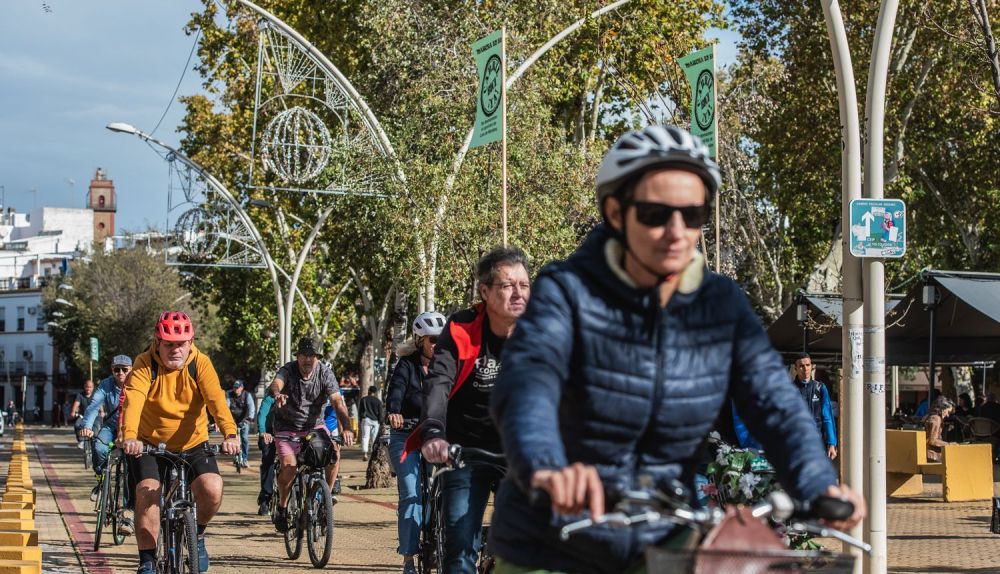 La marcha convocada por A Contramano para defender el carril bici de Sevilla, en imágenes.