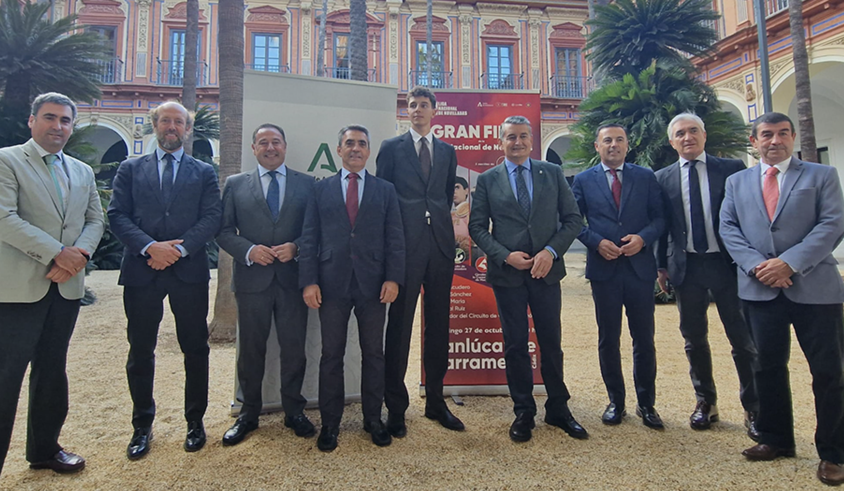 Antonio Sanz, en el centro, hace unas semanas en la presentación de la final de Novilladas de Sanlúcar.