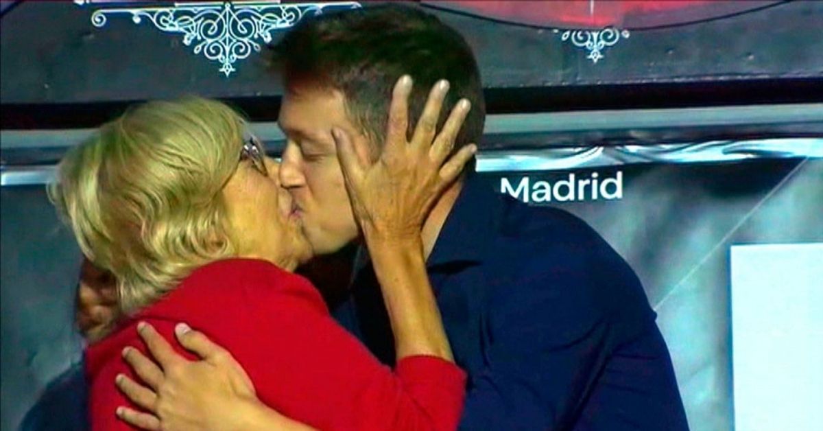 Íñigo Errejón y Manuela Carmena se besa durante un acto de una fiesta LGTBI.