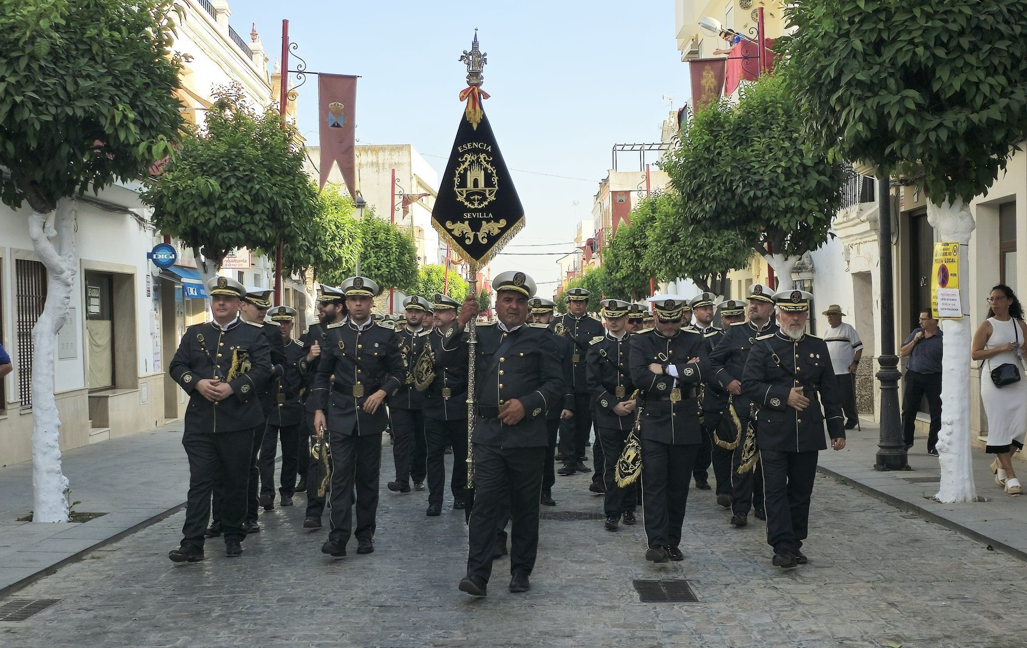 La nueva banda de La Lanzada, Esencia, durante su salida en el Corpus de Puebla del Río. 