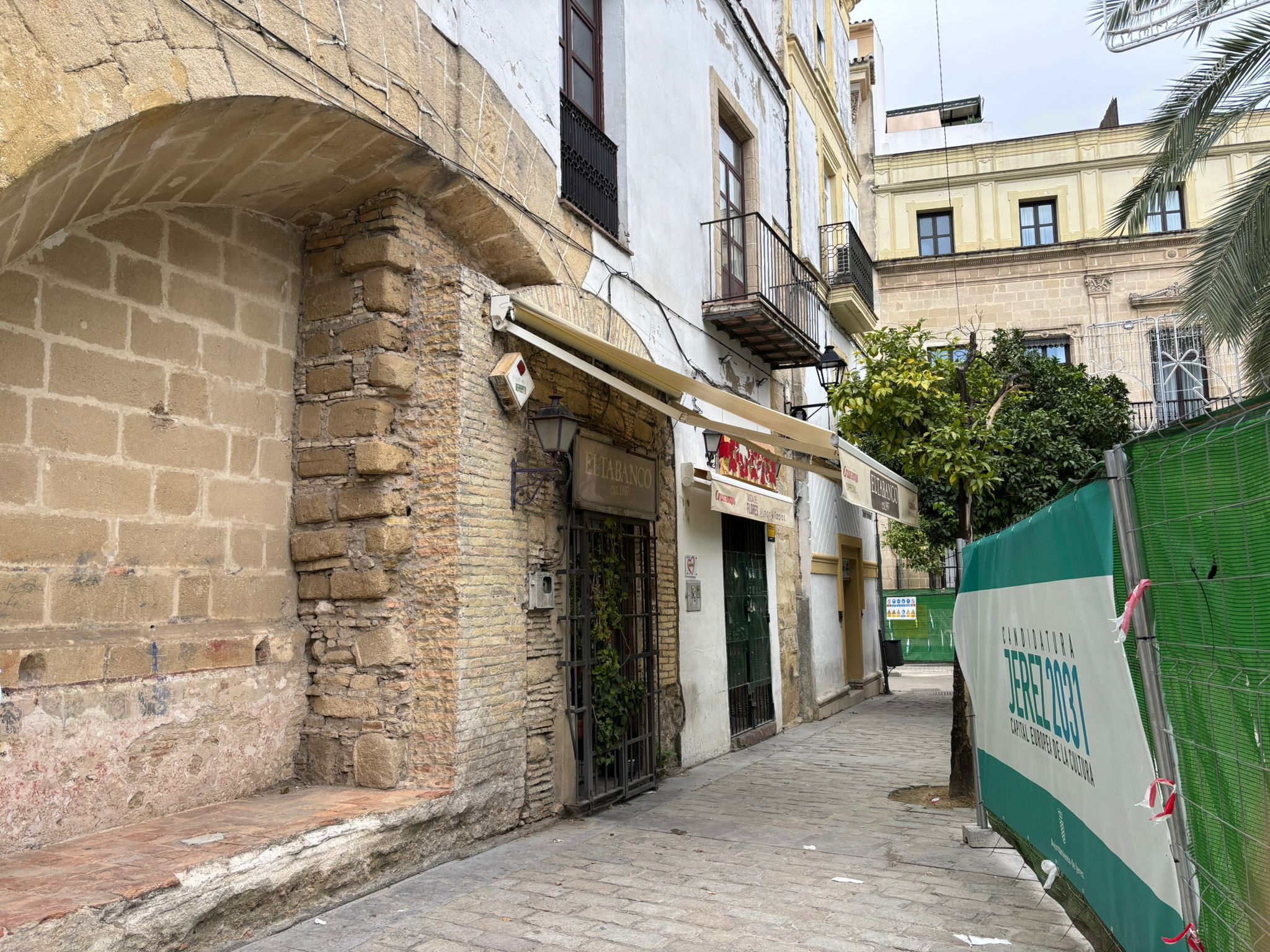 Los bares de la plaza Rafael Rivero, con las obras del Eje Puerta Sevilla-Santiago a sus puerta.s