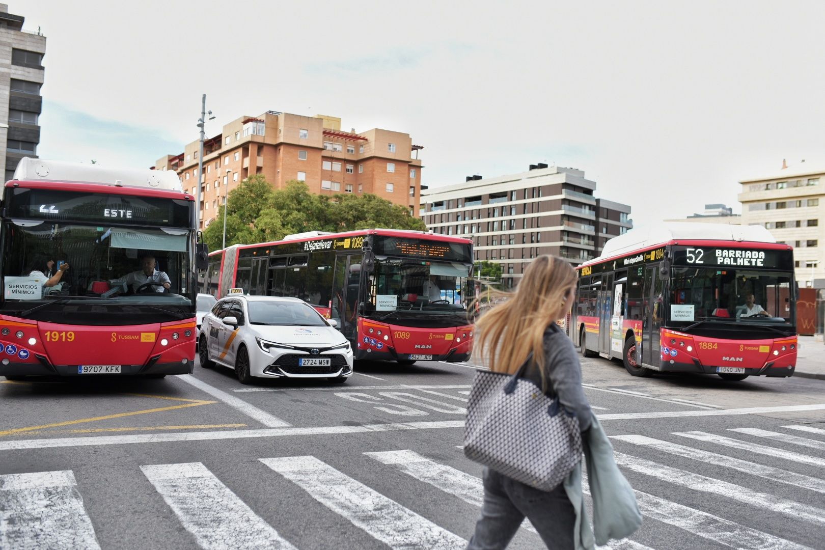 Tres autobuses en Sevilla, este lunes, durante la huelga del transporte.