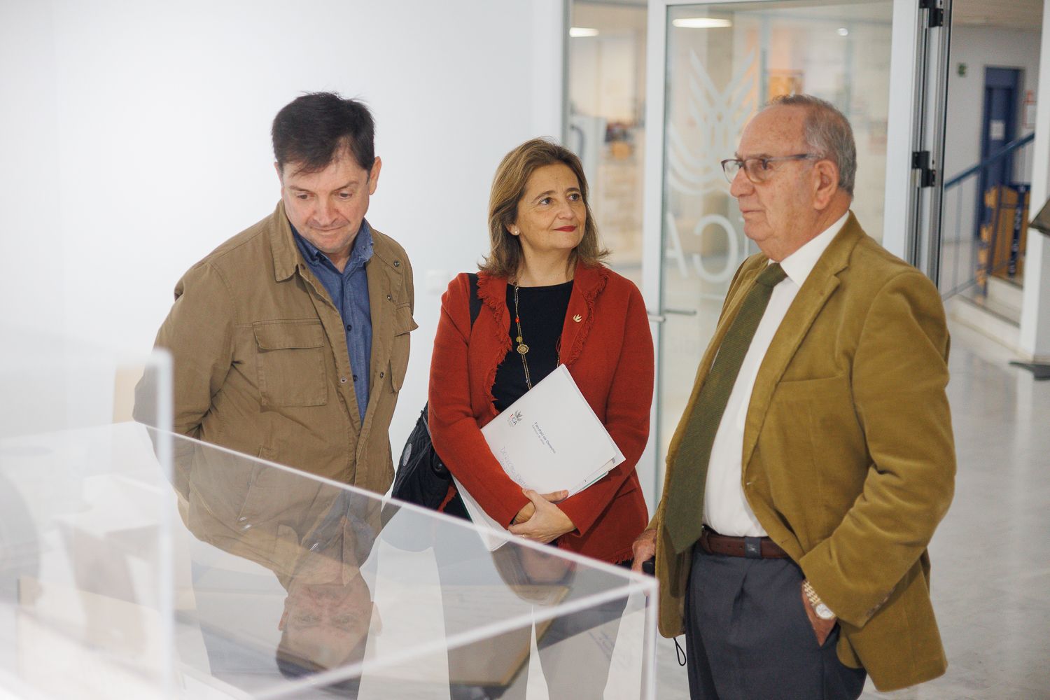 Isabel Zurita, en el centro, junto a José Antonio López y Luis García Ruiz.