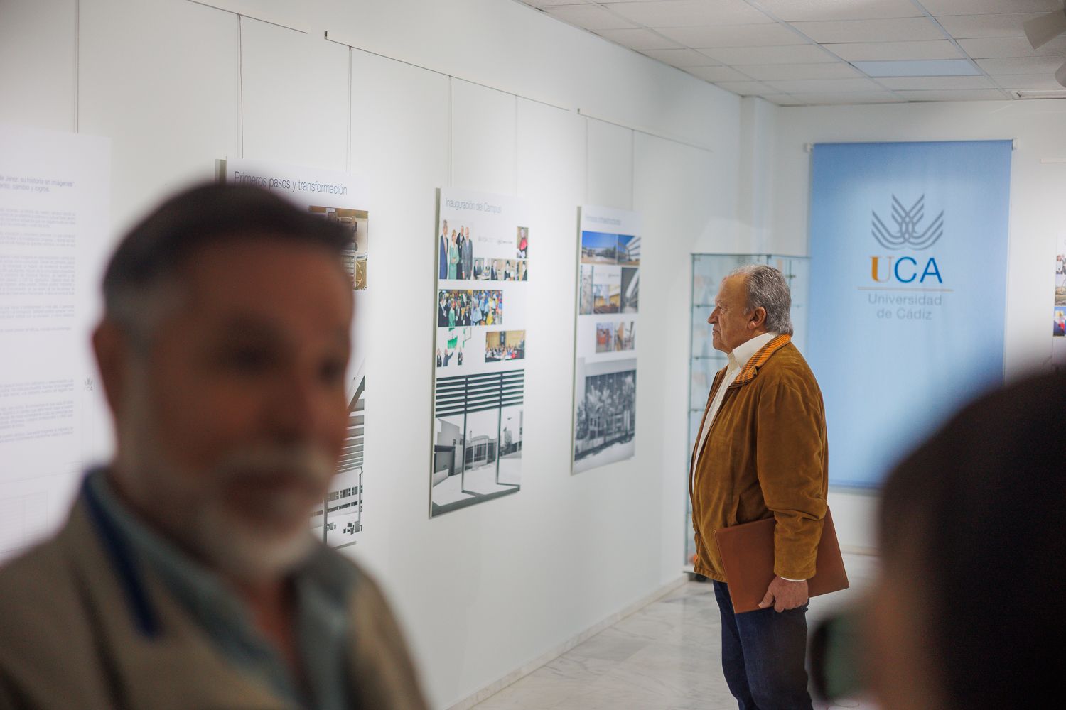 Antonio Rafael Peña, en primer plano, y Pedro Pacheco, al fondo, en la exposición que la UCA ha organizado por el XX aniversario del Campus de Jerez.