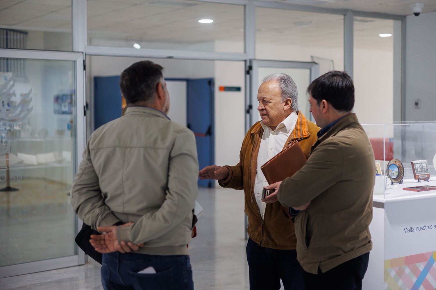 Peña y López junto a Pacheco en la biblioteca de la UCA en Jerez.