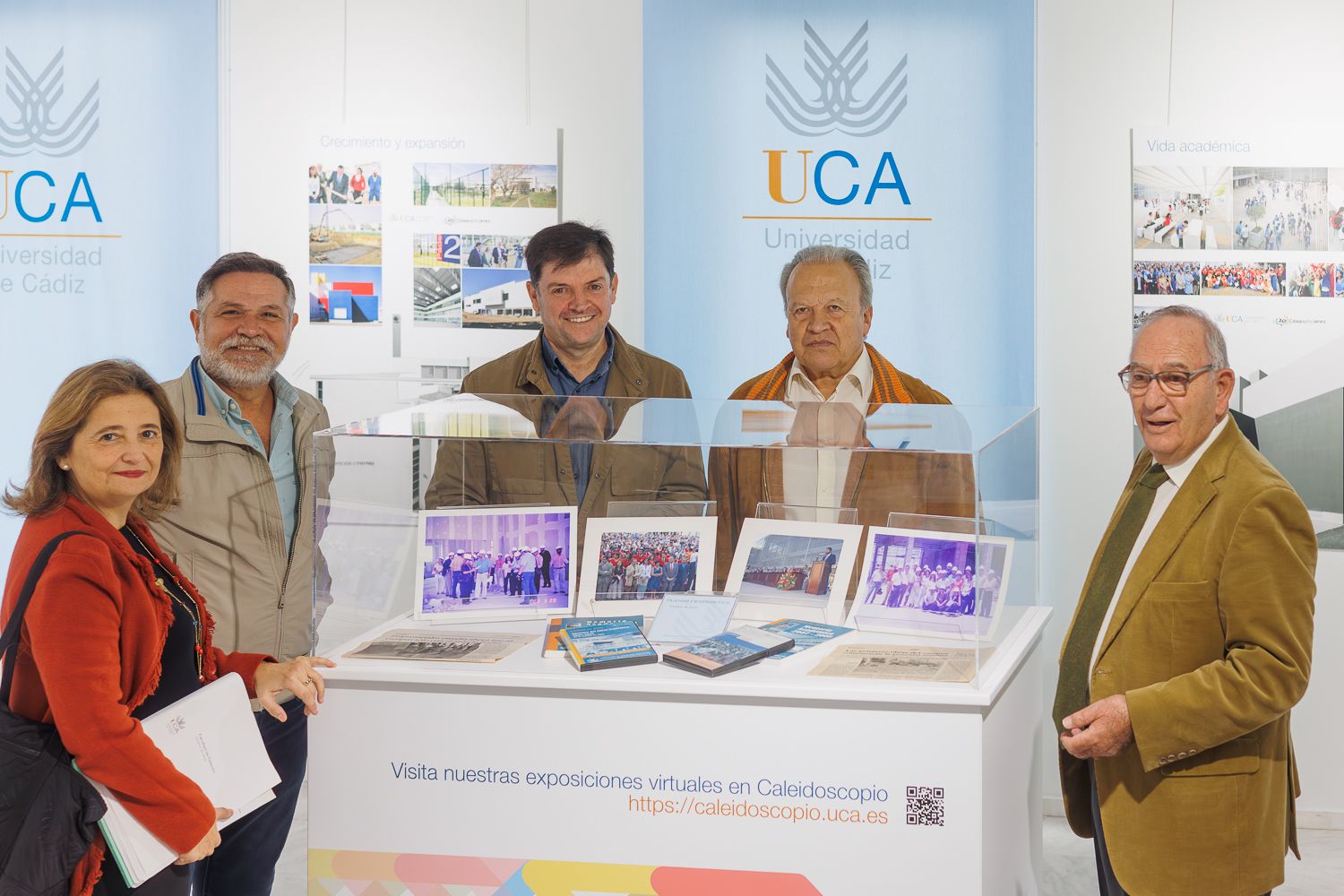 Zurita, Peña, López, Pacheco y García, con una colección de antiguas fotografías del Campus de la UCA en Jerez.