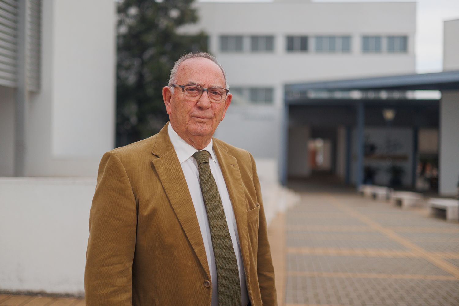 José Luis García Ruiz posa para lavozdelsur.es en el Campus de la UCA, 20 años después de su construcción.