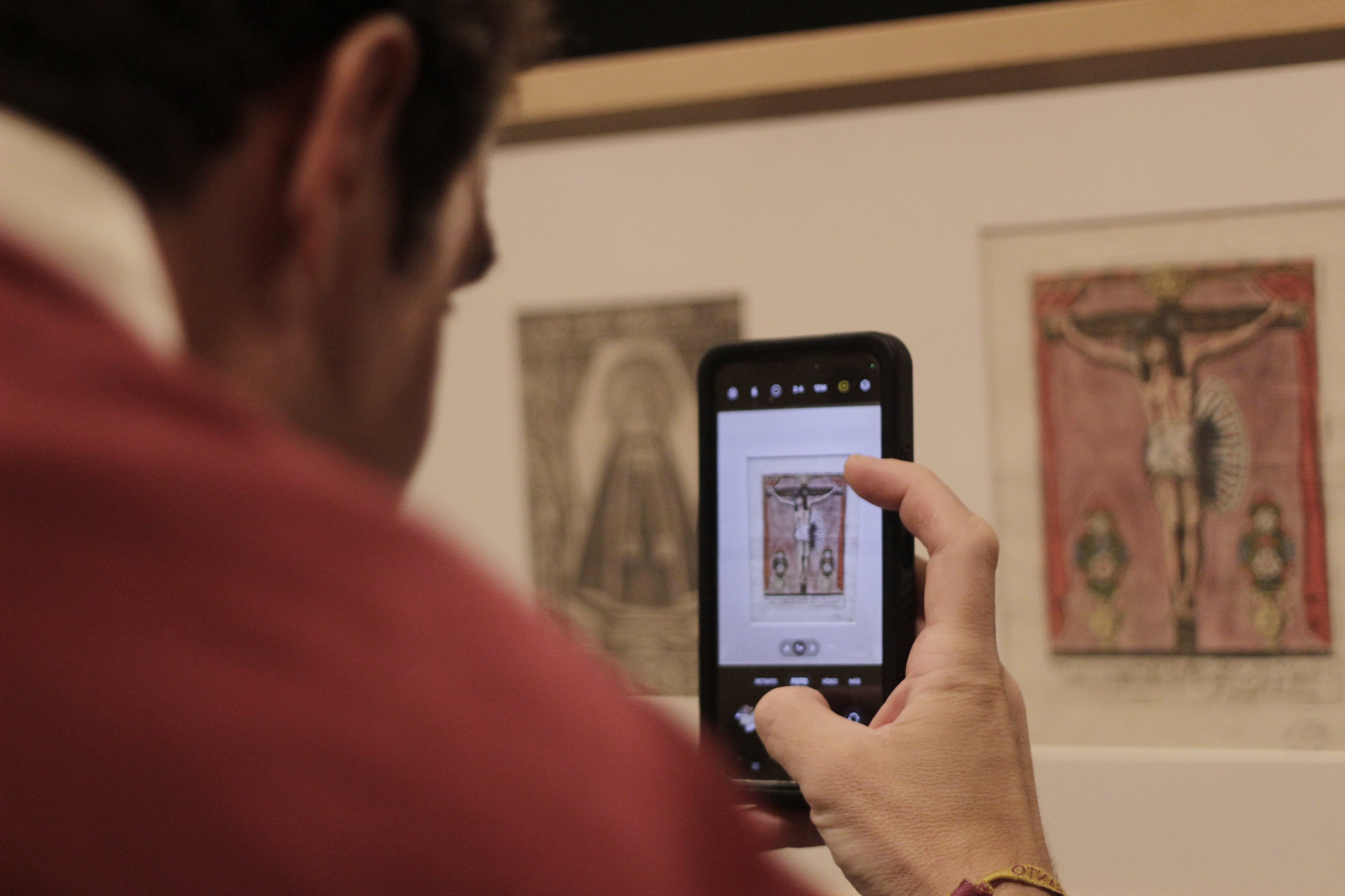 Un visitante en la primera gran exposición del Congreso, tomando una fotografía. 