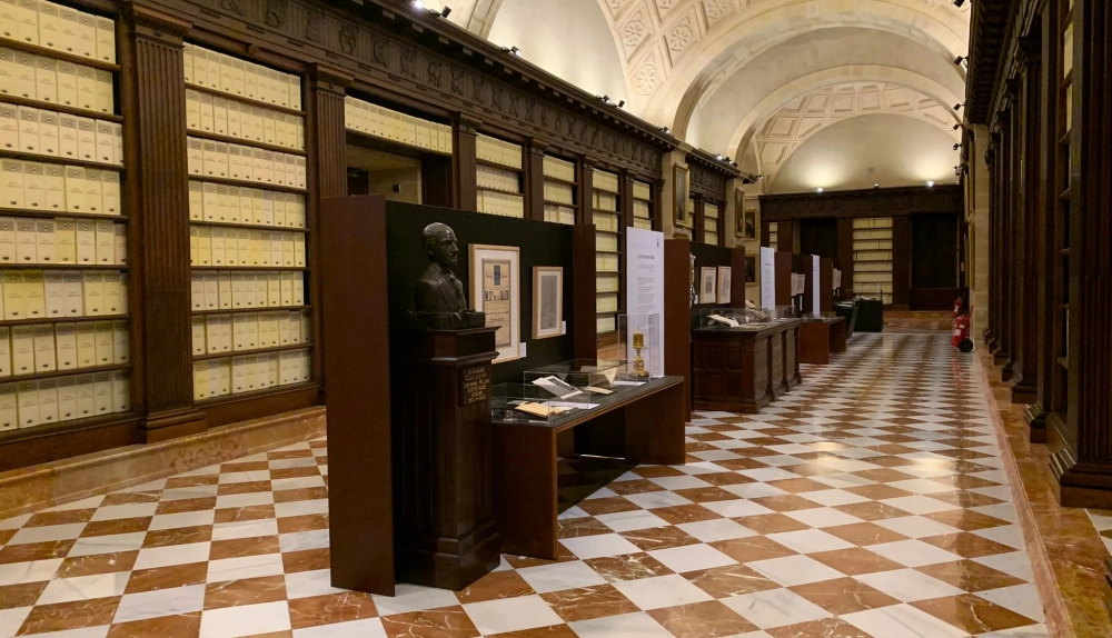 Aspecto de la sala del archivo de Indias donde se desarrolla la muestra. 