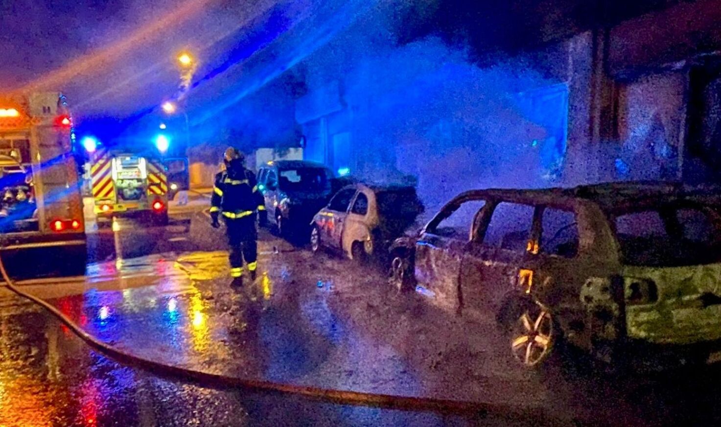 Aparatoso incendio en El Puerto de Santa María con dos coches implicados.