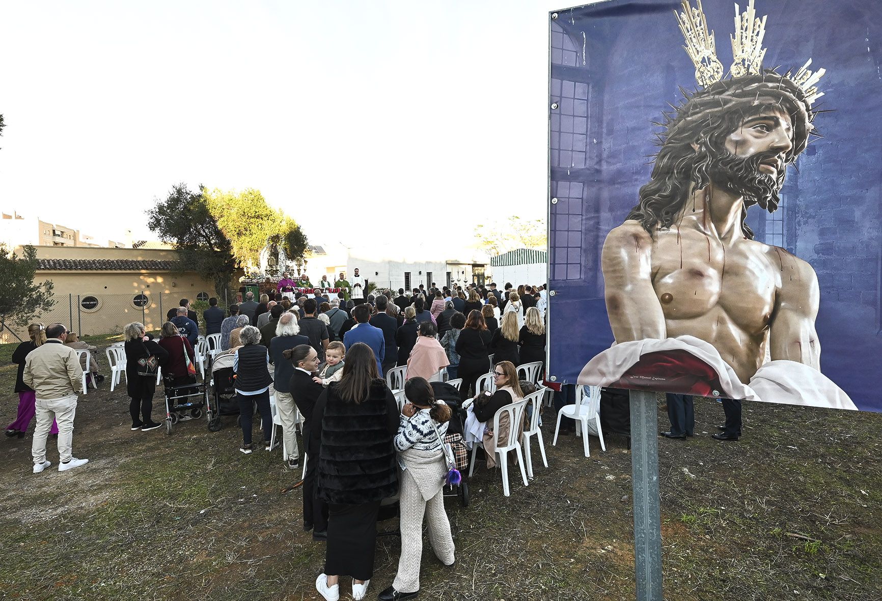 Asistentes al acto de la primera piedra, espacio que lució una fotografía de Jesús de la Humildad.