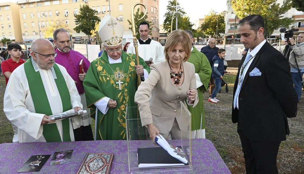 La alcaldesa, el obispo y el presidente de la Agrupación ante la 'primera piedra' que se enterró en el terreno.