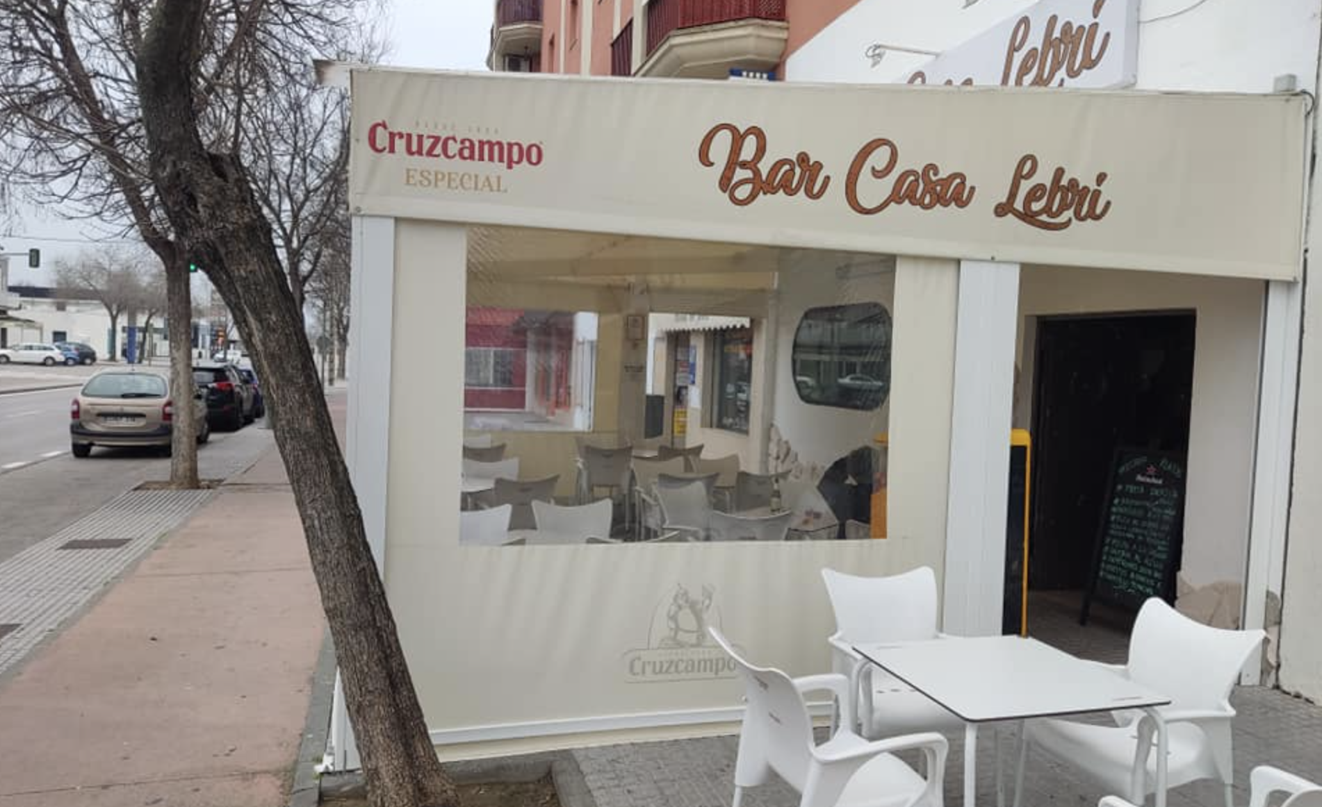 El bar Casa Lebri, situado en la avenida de Arcos, ha sufrido un atraco.