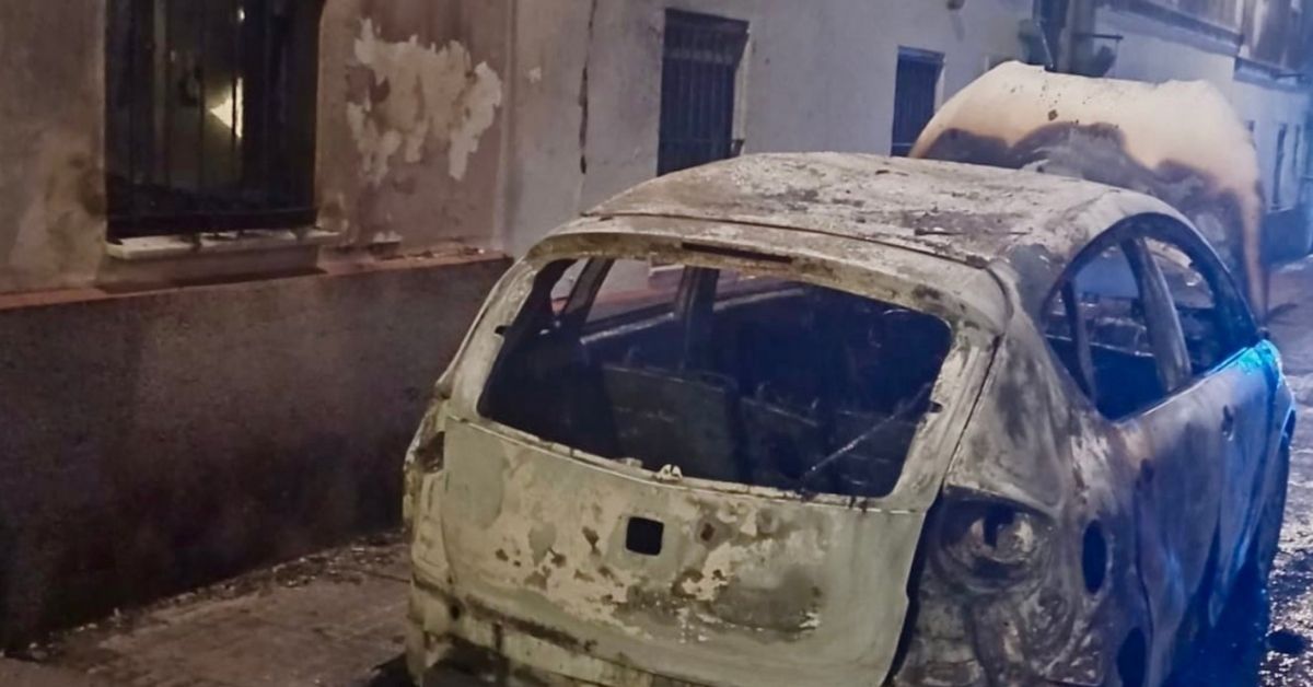 El coche que ha salido ardiendo en Sanlúcar de Barrameda.