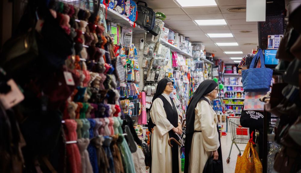 Las monjas comprando en el bazar Isabel.