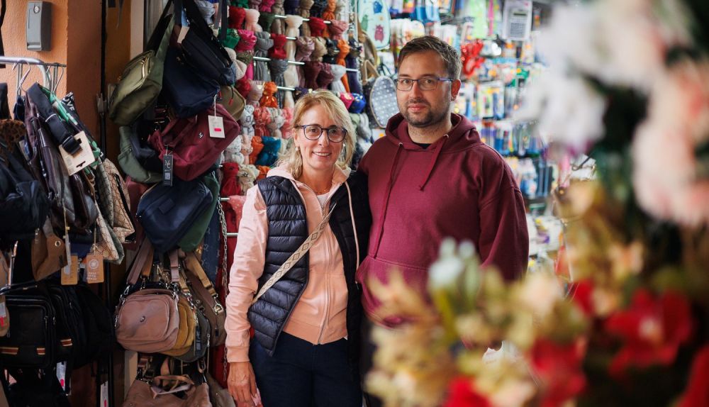 Isabel y su hijo Paco, familia de comerciantes en El Puerto.