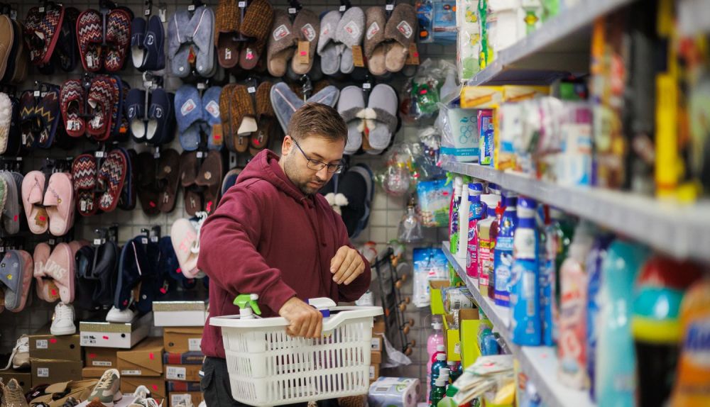 Paco Lara, hijo de Isabel, colocando los productos en las estanterías.