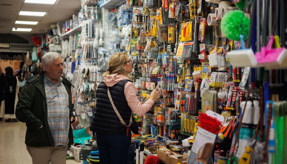 Isabel en uno de los pasillos del bazar.