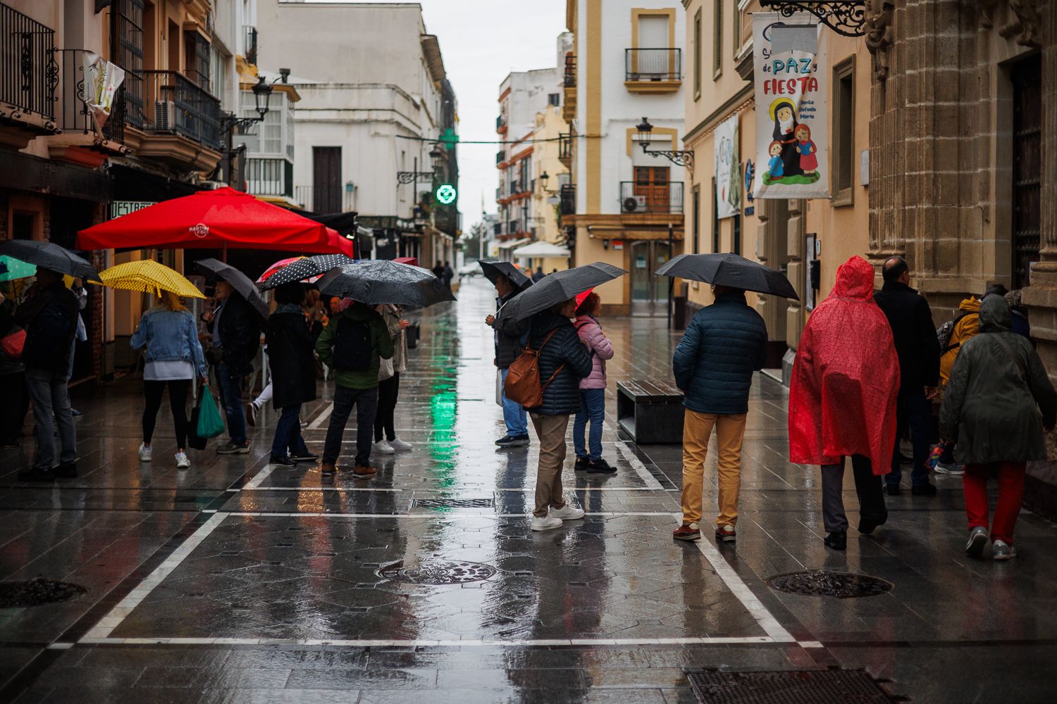 Varias personas se refugian de las lluvias en El Puerto.