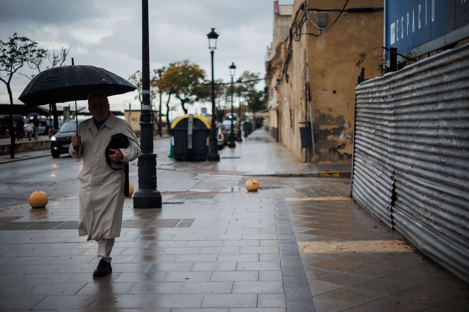 Una persona andando por una calle de El Puerto.