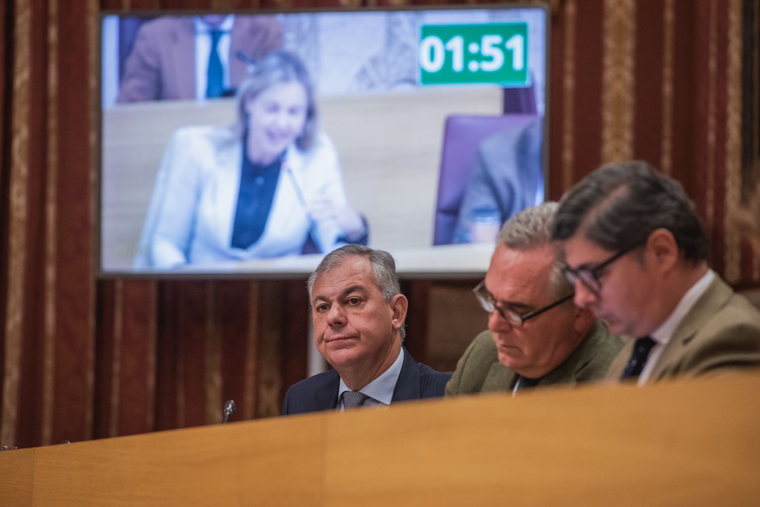 El alcalde de Sevilla, en un pleno del Ayuntamiento, durante una intervención de la portavoz de Vox.