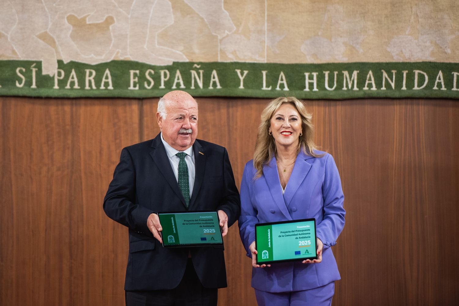 Carolina España, consejera de Hacienda de la Junta, en la entrega de los presupuestos en el Parlamento.