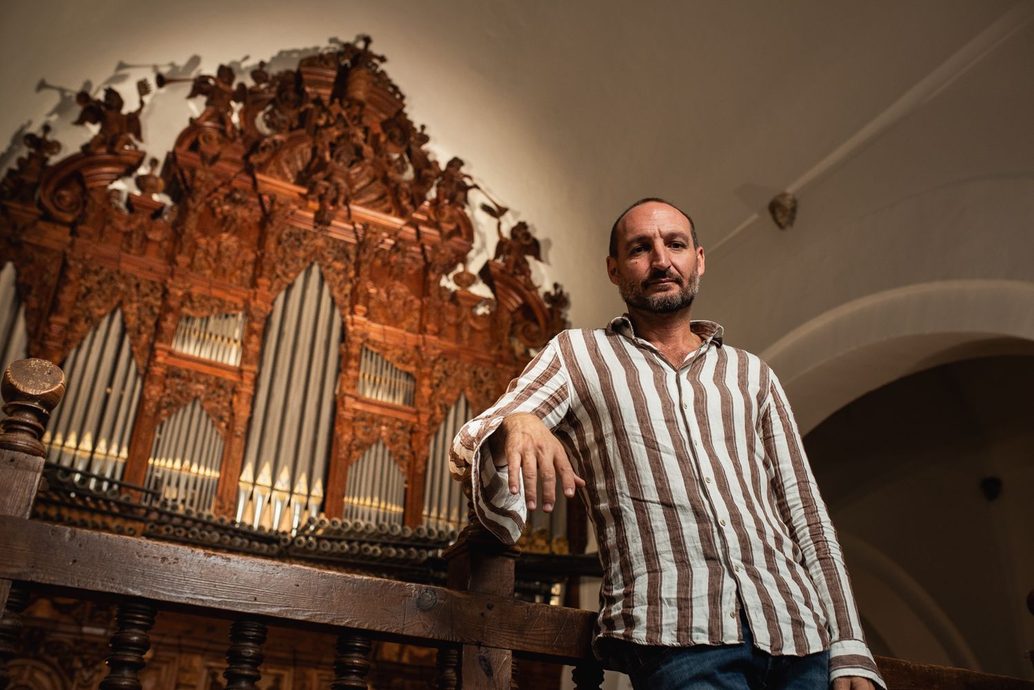 Maese Abraham Martínez ha empleado más de cuatro años en recuperar el órgano de la parroquia de Lebrija, que llevaba mucho más de un siglo sin sonar.