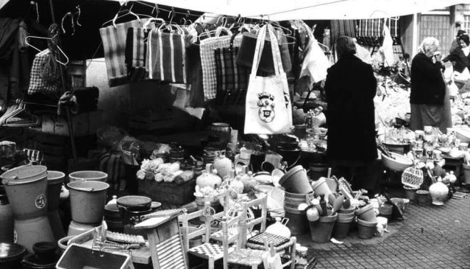 Magdalena Lobato, en el puesto de la plaza de abastos de Jerez.