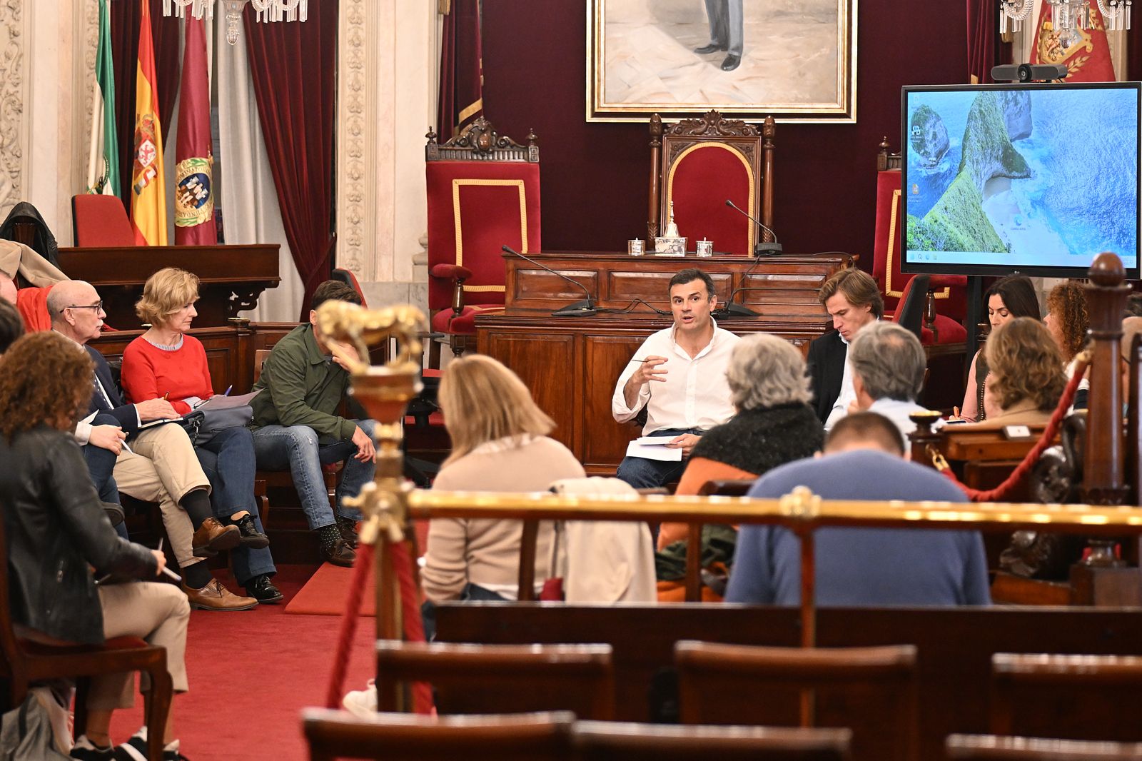 El alcalde durante la reunión de la Mesa de Personas Sin Hogar en la que dio a conocer el nuevo plan. 