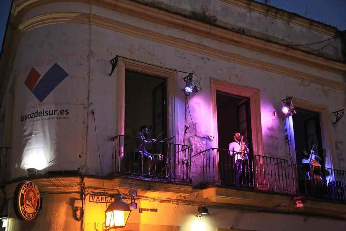 Artistas, tocando en los balcones de la redacción de lavozdelsur.es que montamos en plaza Vargas, en Jerez.