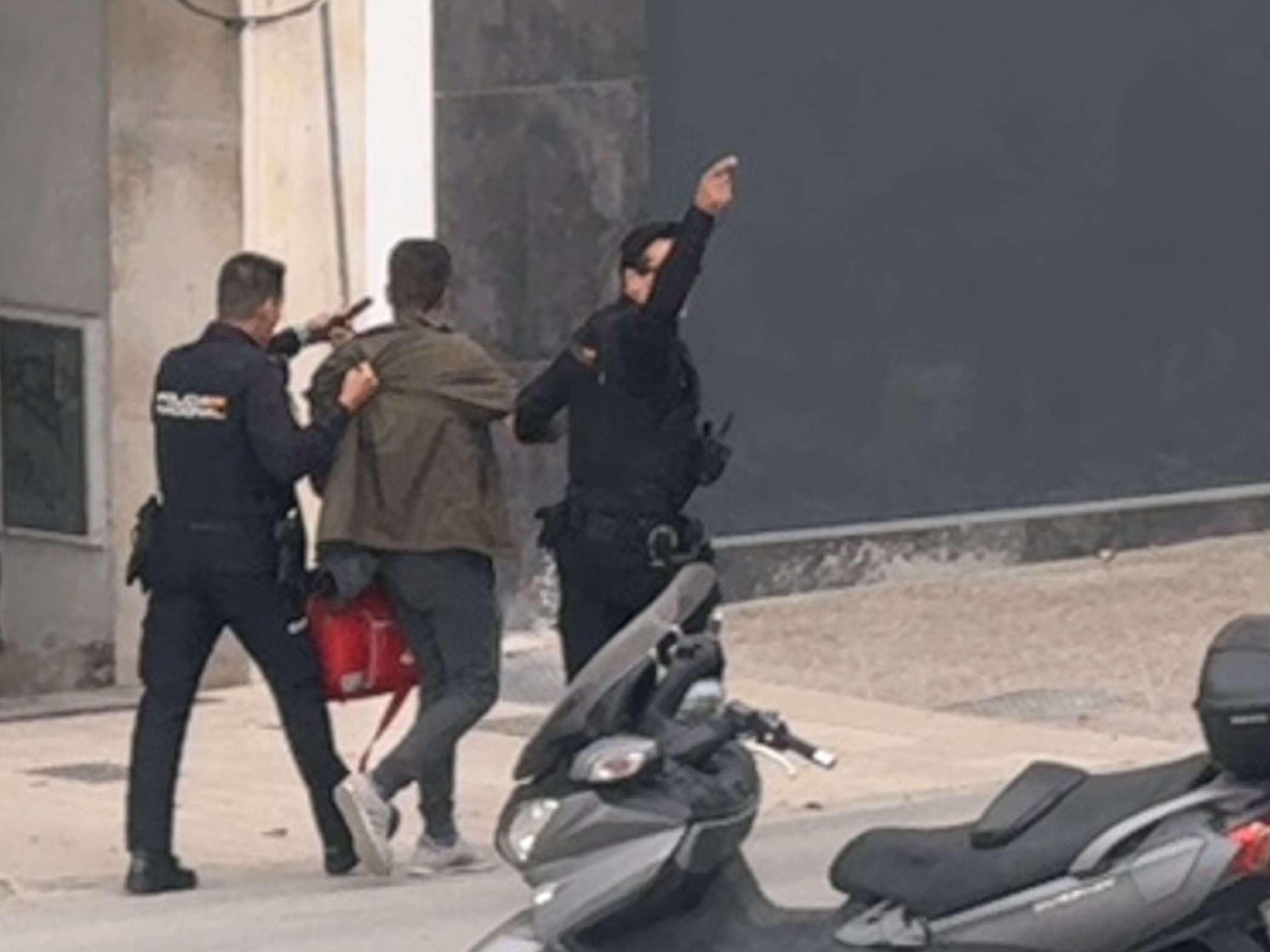 Los agentes de la Policía Nacional, tras detener a uno de los hombres en el centro de Jerez.