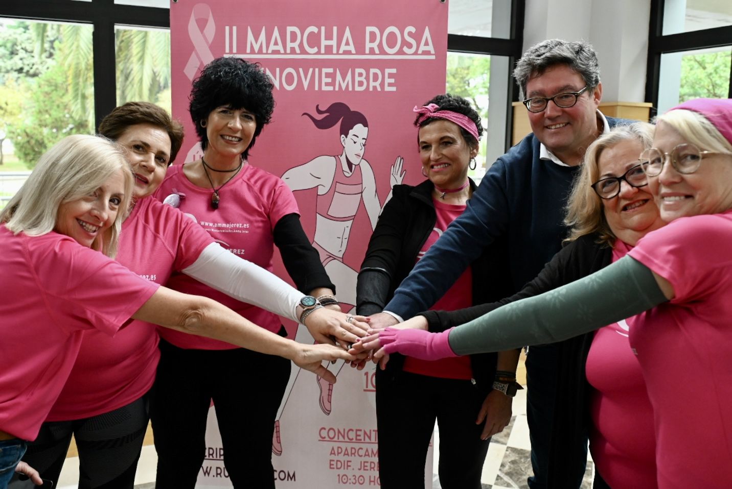 El delegado y las asociadas de AMMA en la presentación de la la marcha rosa.