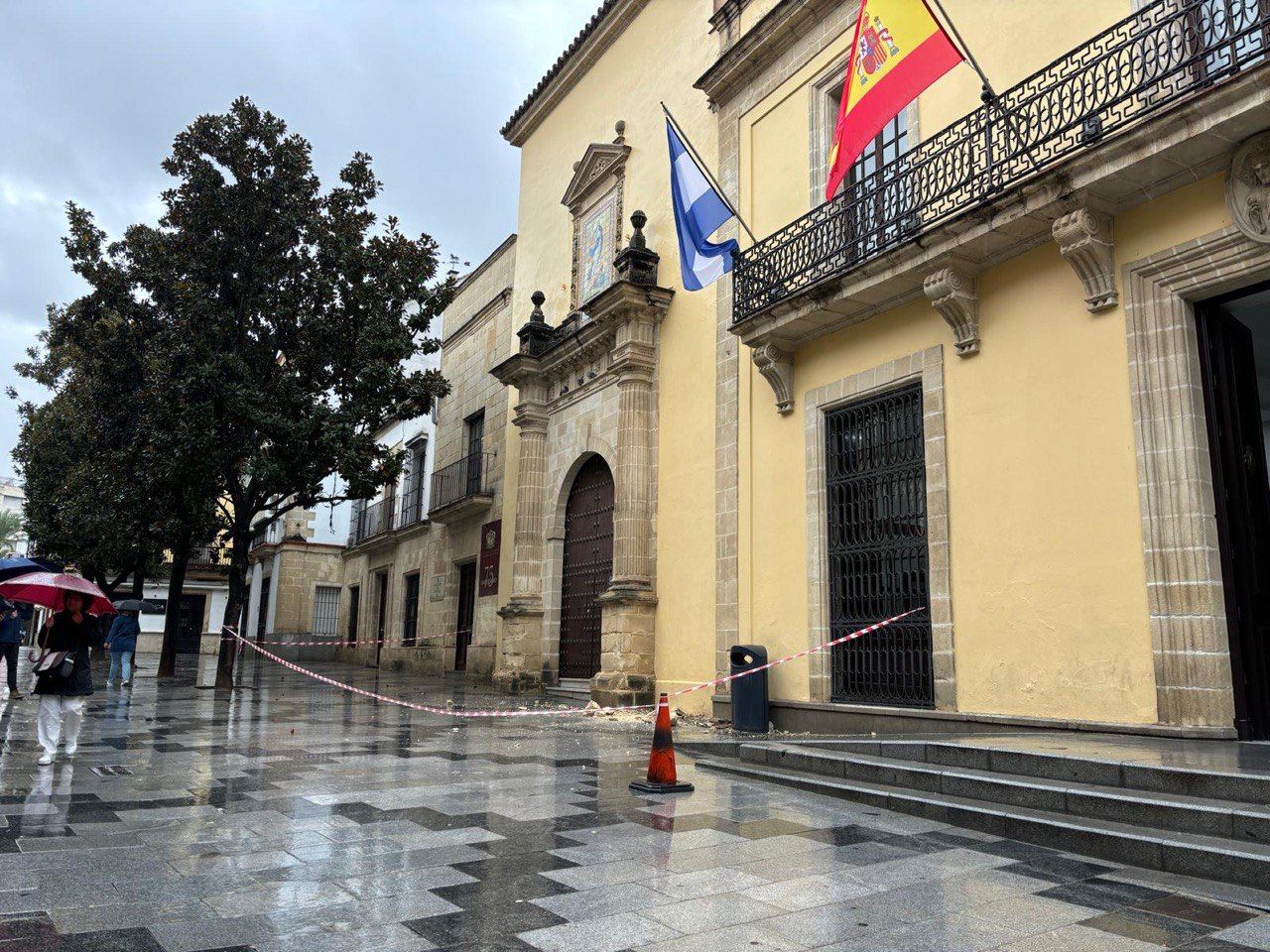 Parte de la cornisa del Ayuntamiento de Jerez se ha caído.